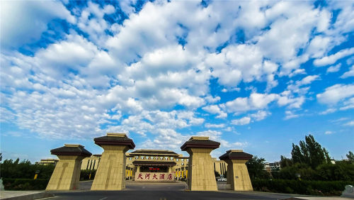 秋日美景满天棉花云下的敦煌天河大酒店更加壮观迷人