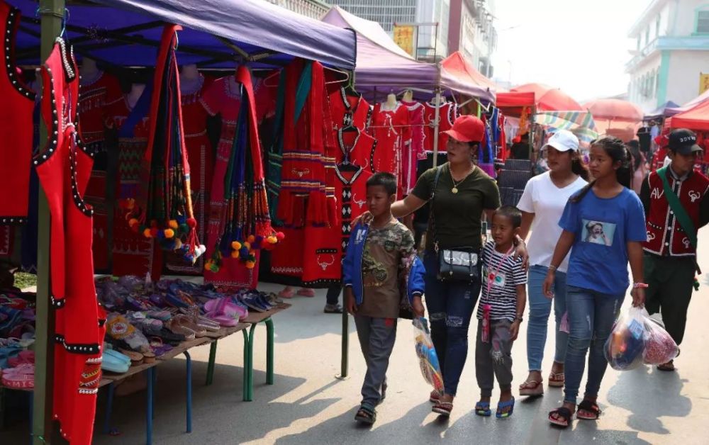 家商店邦康的一家茶館邦康的建設開發項目從雲南一側看去佤邦的國門邦