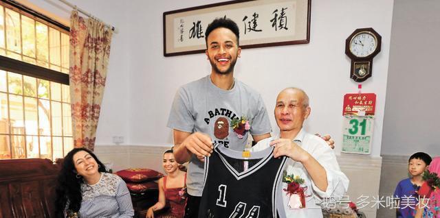 中国男篮 男篮归化最佳人选！NBA球星拥18中国血统，携母亲来深圳认祖归宗