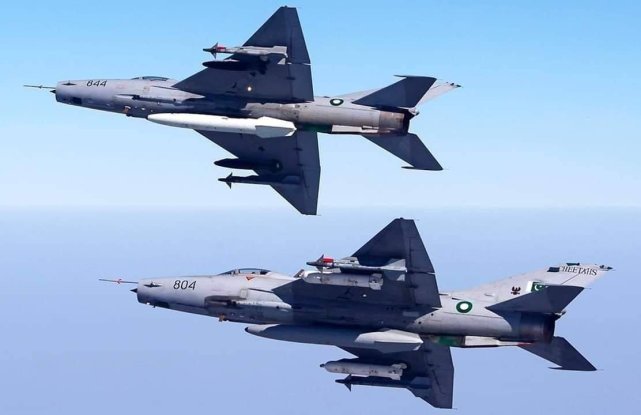 图片:巴基斯坦空军歼-7pg战斗机采用双三角翼布局,携带有对地攻击弹药