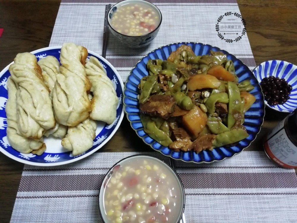 老两口的极简午餐,发朋友圈火了,网友:这菜一看就是东北人