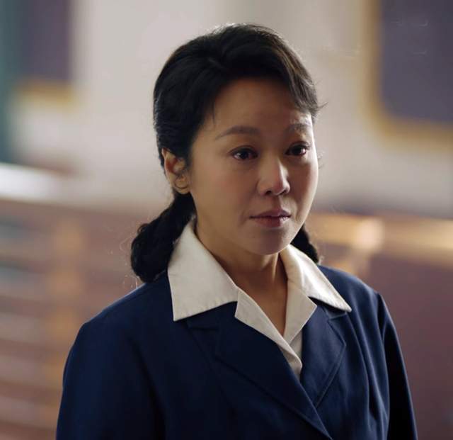 亲爱的爸妈中闫妮的脸僵硬如石块美容针究竟是帮了她还是害了她