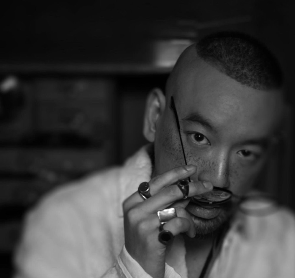 无论是海报还是剧照也都全部是黑白色调,这也是麦浚龙惯有的冷峻色彩