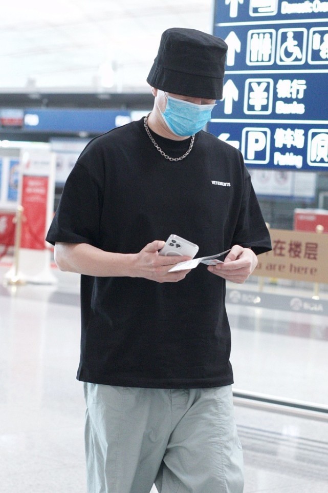 孙红雷扫黑风暴开播剧中凶狠生活里挺软萌穿搭接地气