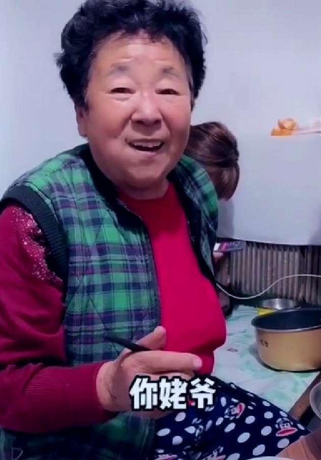 碎嘴女孩田姥姥短时间内吸粉上千万背后走红的原因不简单