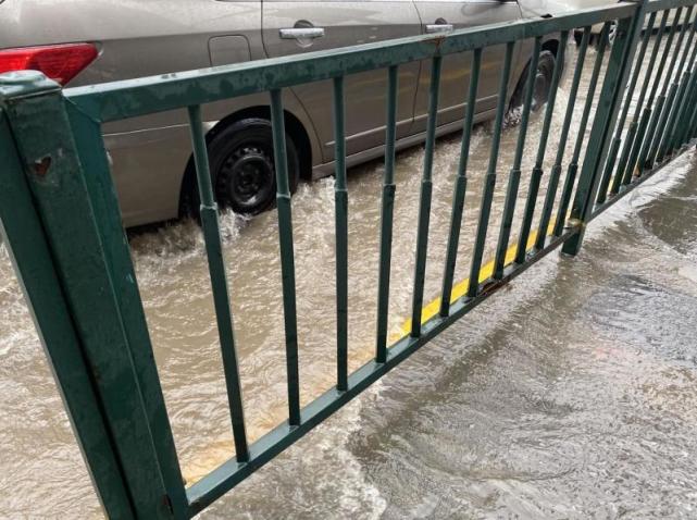 市区部分路段现积水,浦东部分路段被积水淹没,积水可至小腿