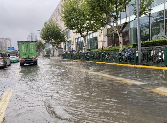 因道路积水,张杨路出现拥堵戚颖璞 摄11时,上海市防汛办发布工作提示