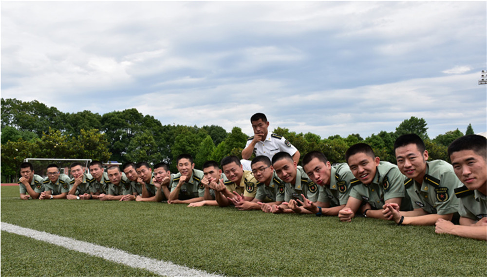 如有参军意向的学生,注意一定要带好自己的兵役登记证.