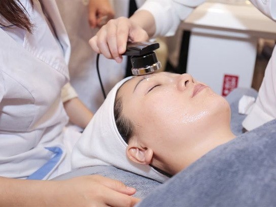 "刷酸治疗"需在具有医疗资质的医院或诊所,由经过培训的专业人员进行