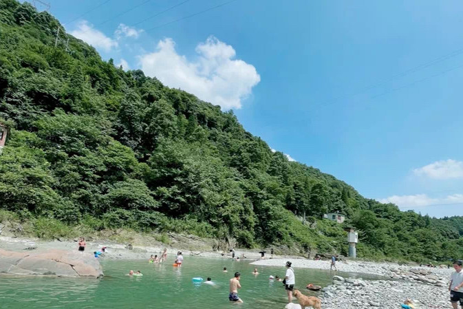 成都夏天的後花園,被譽為成都版蘇必利爾湖,玩水避暑寶藏地