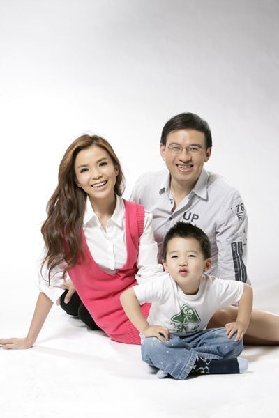 朱迅老公罕露面,身材发福老态明显,曾是央视名主持现任大学教授