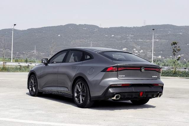 长安全新四门轿跑车实拍,外观太帅了!带电动尾翼,搭载1.5t动力