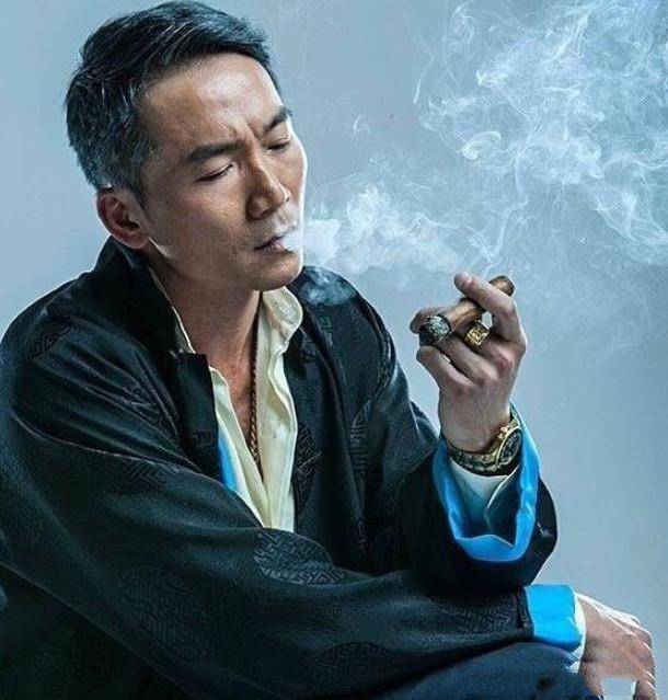 潘长江无视于月仙去世照常直播,邹兆龙蹭冠军热度,首秀狂赚60万