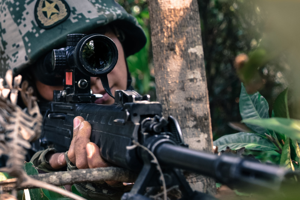 【强军映像】丛林伪装渗透,狙击手就位!