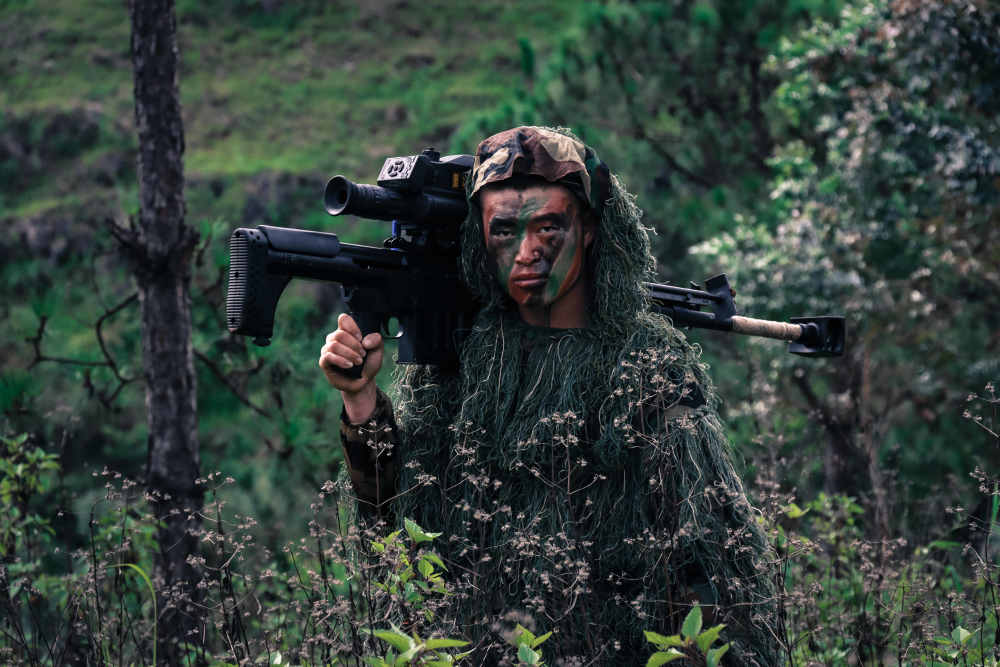 强军映像丛林伪装渗透狙击手就位