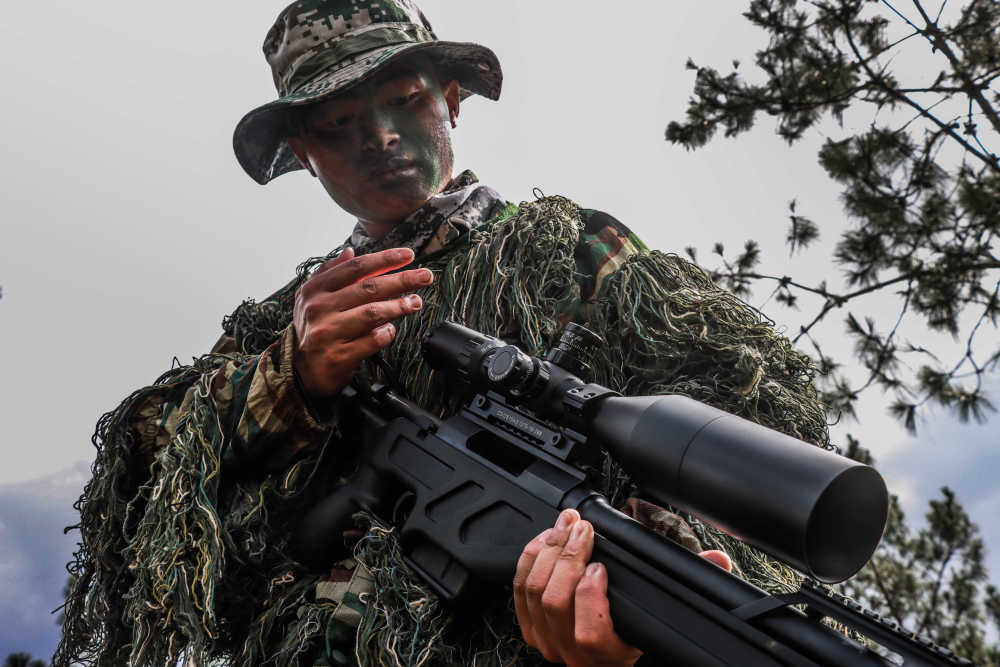 强军映像丛林伪装渗透狙击手就位