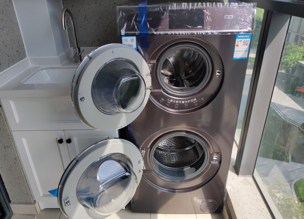 内部零件多,有两个电机和两个洗衣桶,当上下两层洗衣机同时运行时