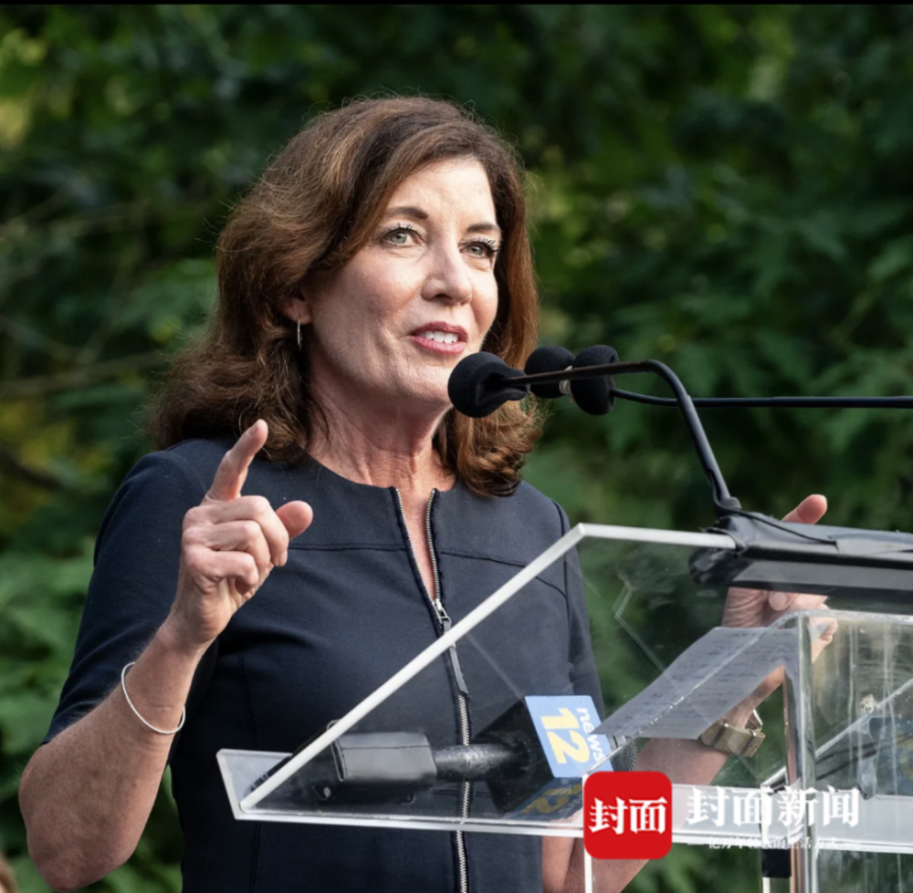 科莫因性丑闻缠身辞职后,接替他的纽约首位女州长是什么来头?