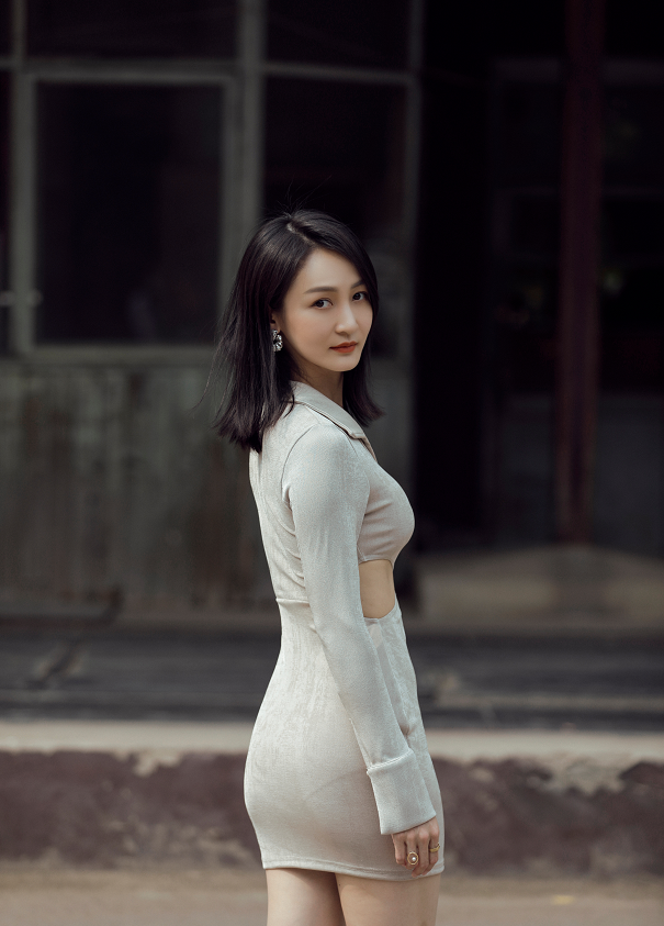 乒乓名将王皓的妻子名媛气质足,穿吊带显身姿,真不怕老公吃醋