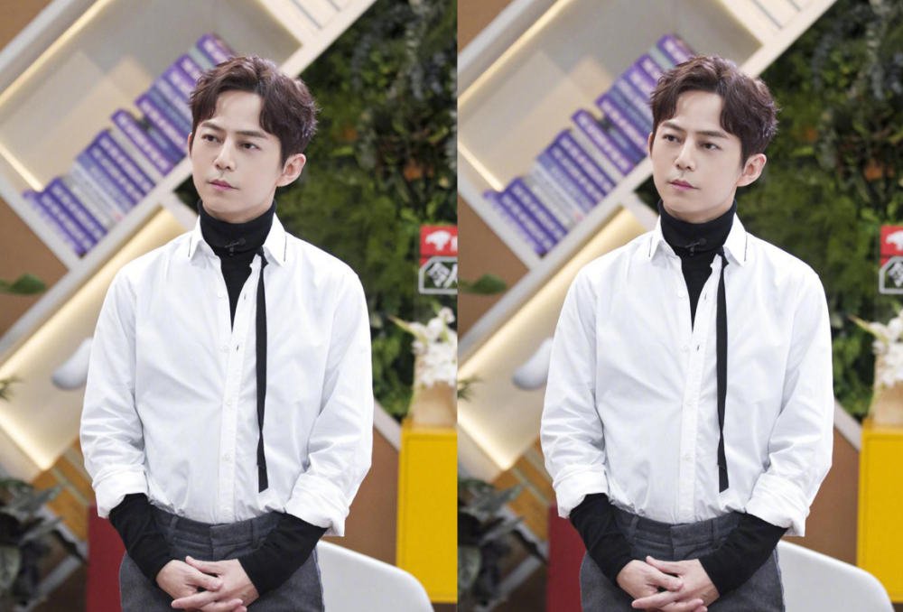 何炅和后辈同框却不违和,"衬衫造型"更显年轻,看着好像同龄人