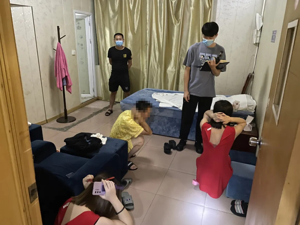 警方深夜突襲足浴店!10多名男女涉黃被抓,現場畫面辣眼睛