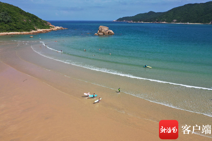 8月11日,游客在三亚后海冲浪.记者 沙晓峰摄