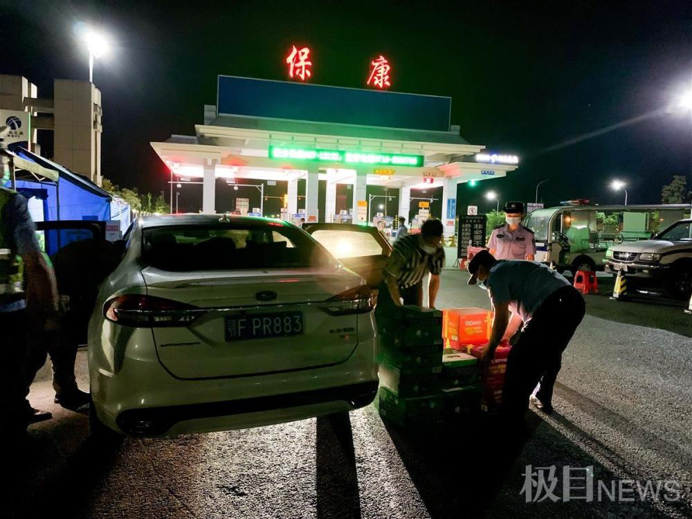 小伙深夜送来一车方便面,保康防控点执勤民警感动坏了