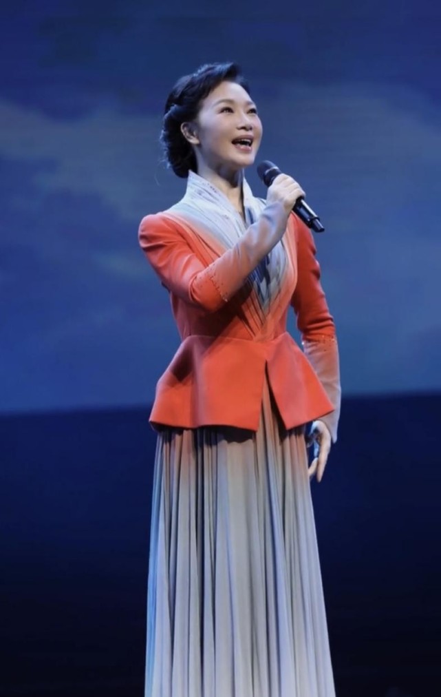 歌唱家吕薇罕走性感风!穿紧身短裙秀白嫩长腿,50岁至今未婚