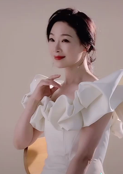 歌唱家吕薇罕走性感风!穿紧身短裙秀白嫩长腿,50岁至今未婚