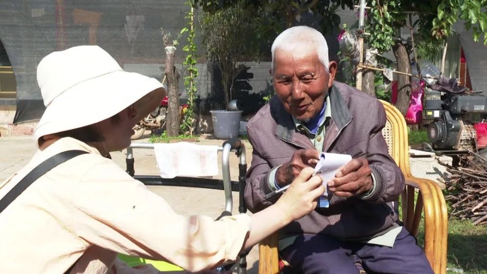 在洱源县牛街乡上站村北甸自然村中,住着一位93岁的老党员,他的名字叫