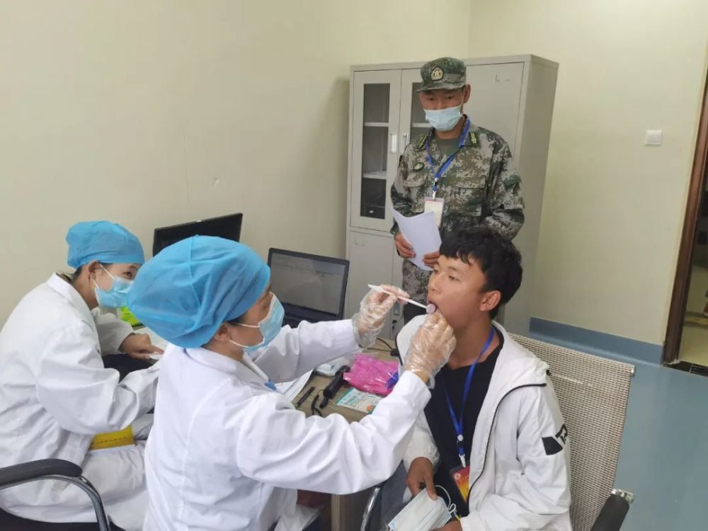 大理州2021下半年男兵体检正在进行中体检现场是这样的