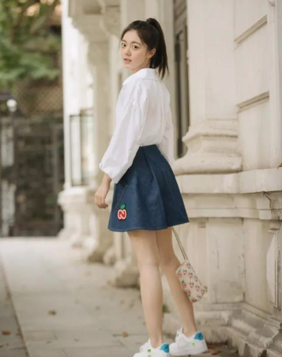 18岁赵今麦穿百褶裙拍写真越来越有女人味了以后也是女神级别