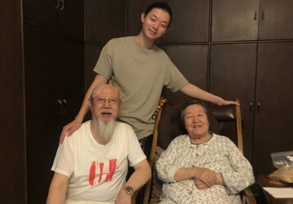 离婚隐瞒儿子八年,父亲再婚母亲单身28年,霍尊的原生家庭不简单
