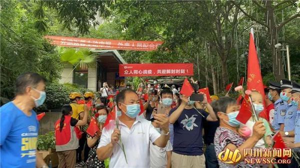 成都高新区石羊街道都城雅颂居相关封控区居民喜迎"解封"时刻
