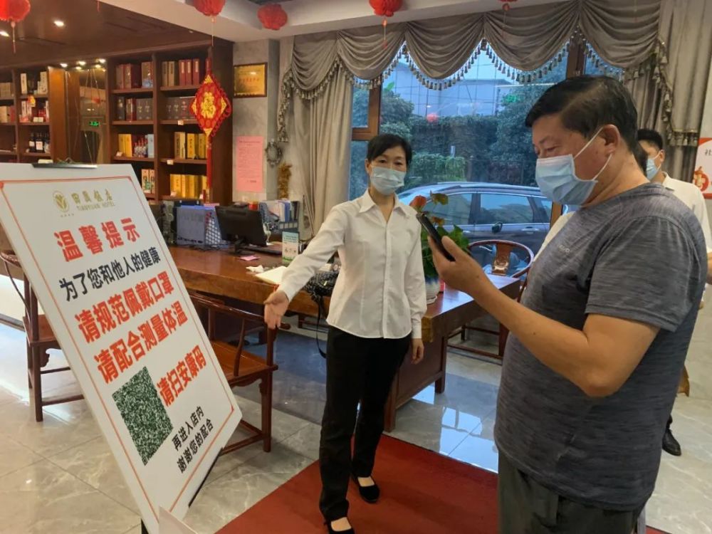 富力萬達嘉華酒店 工作人員介紹 平均每2小時 酒店就會對公共區 