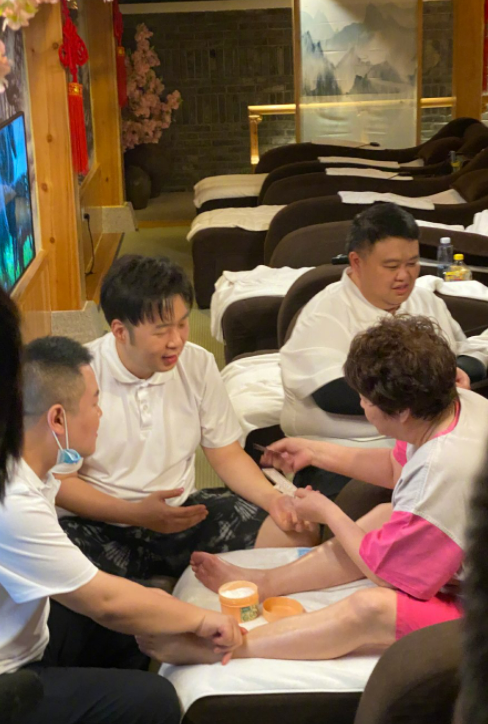 岳云鹏杜海涛给大妈捏脚被拍!直接上手不嫌脏,双手抹油动作熟练