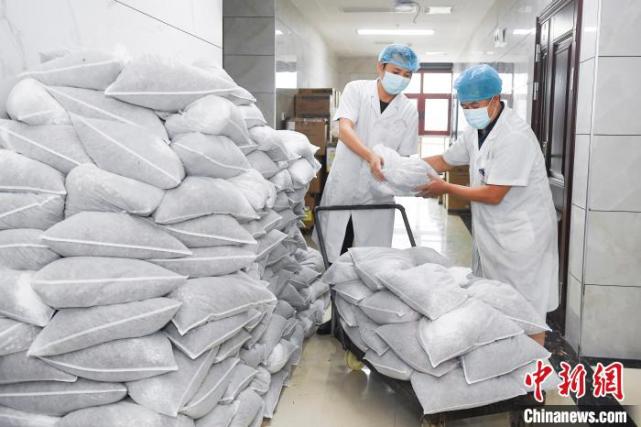 医务人员运送打包好的中药. 杨华峰 摄