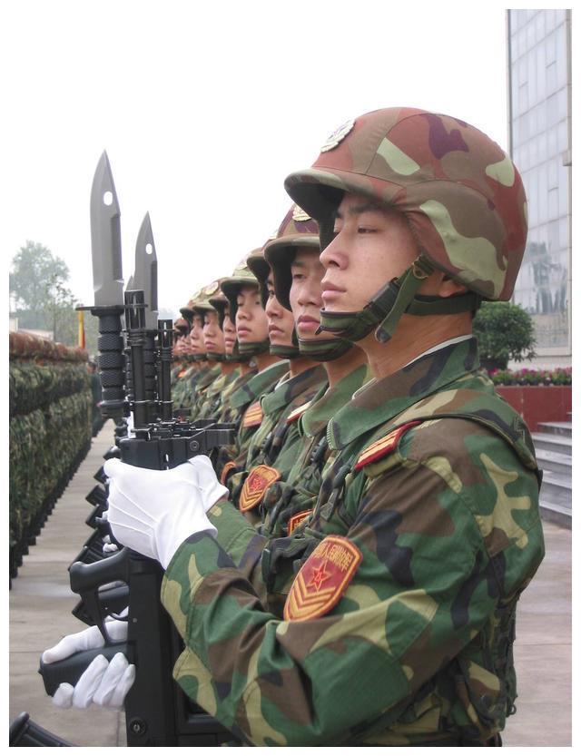 电影传得很神,如今却改装刺刀,军刺被淘汰是因太残忍还是不实用