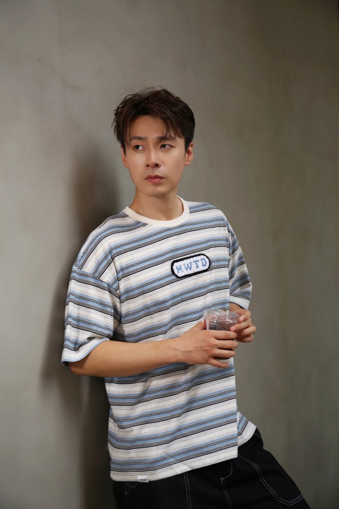 于清斌休闲写真曝光 帅气出街 熟男魅力