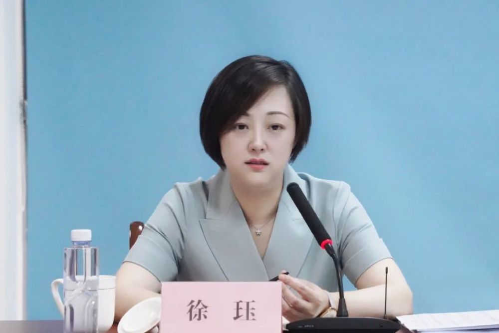 今天(8月11日)下午,镇党委书记徐珏带队到新城一站大居开展工作调研