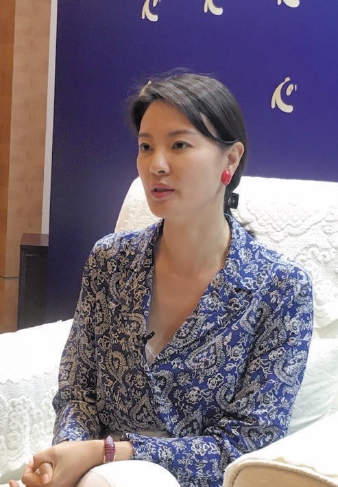 刘芳菲穿紧身裙,腰间勒出层层赘肉,身材是不好但气质优雅啊!_腾讯新闻