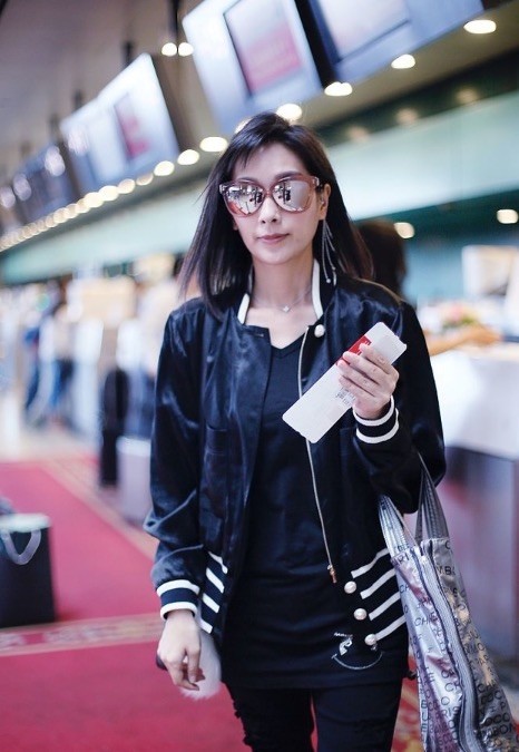 在街头拍到杨恭如,素颜状态下法令纹有点深,脸僵硬老得不真实!