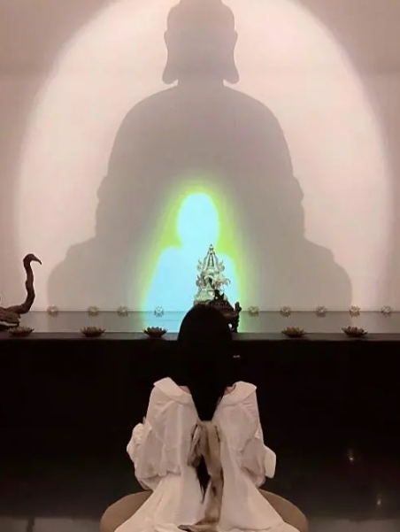 穿高叉旗袍逛寺庙女网红都转佛媛风了