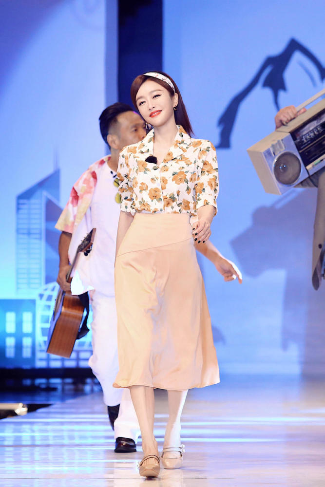 秦岚真不像"阿姨辈",穿黑色吊带裙成熟精致,身姿曼妙不输少女