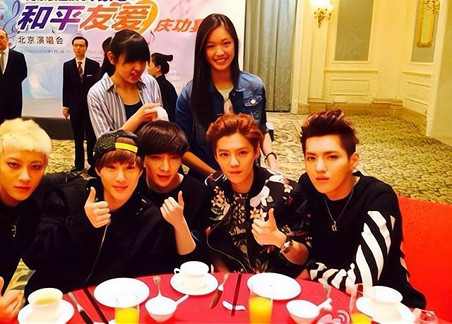 这位京圈公主是exo的粉丝,当年利用人脉获得了和吴亦凡,鹿晗单独合照