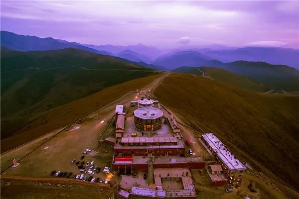 海拔2796米,位于台怀镇东10公里,五台山东台顶亦名望海峰,三步一拜