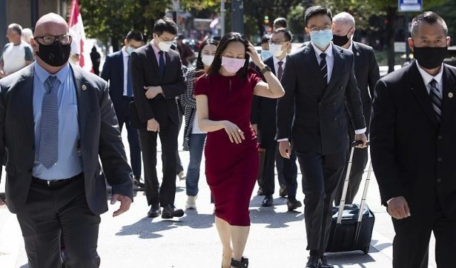 孟晚舟再次现身心情大好!穿荧光套装裙竟不土?戴脚镣都有名媛范