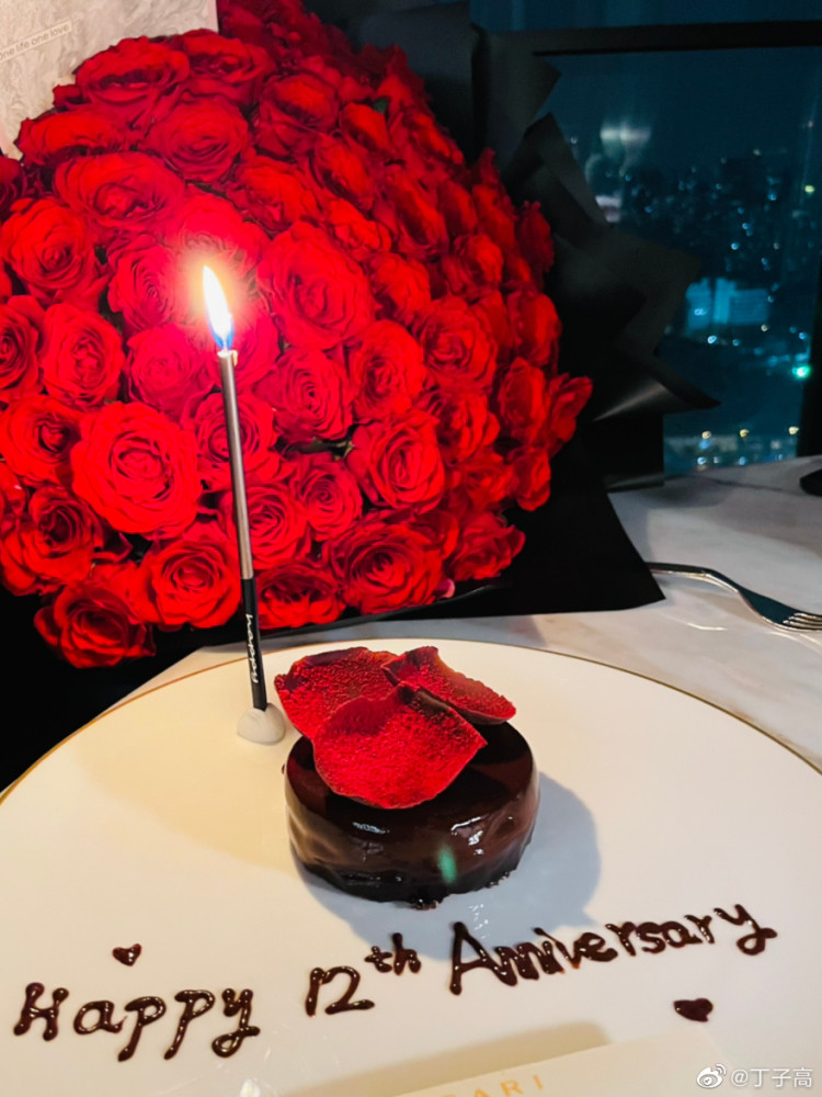 庆与杨千嬅结婚12周年,丁子高送大束玫瑰高调示爱,拍合照超甜蜜