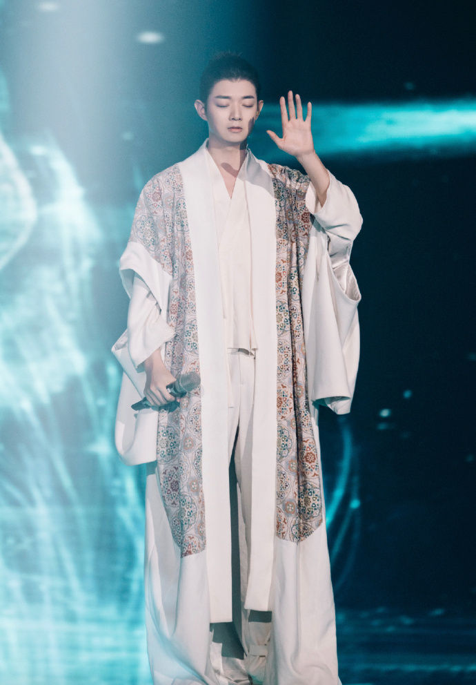 陈露发微博官宣与霍尊9年恋情却没有得到任何的回应一个女孩的2030岁