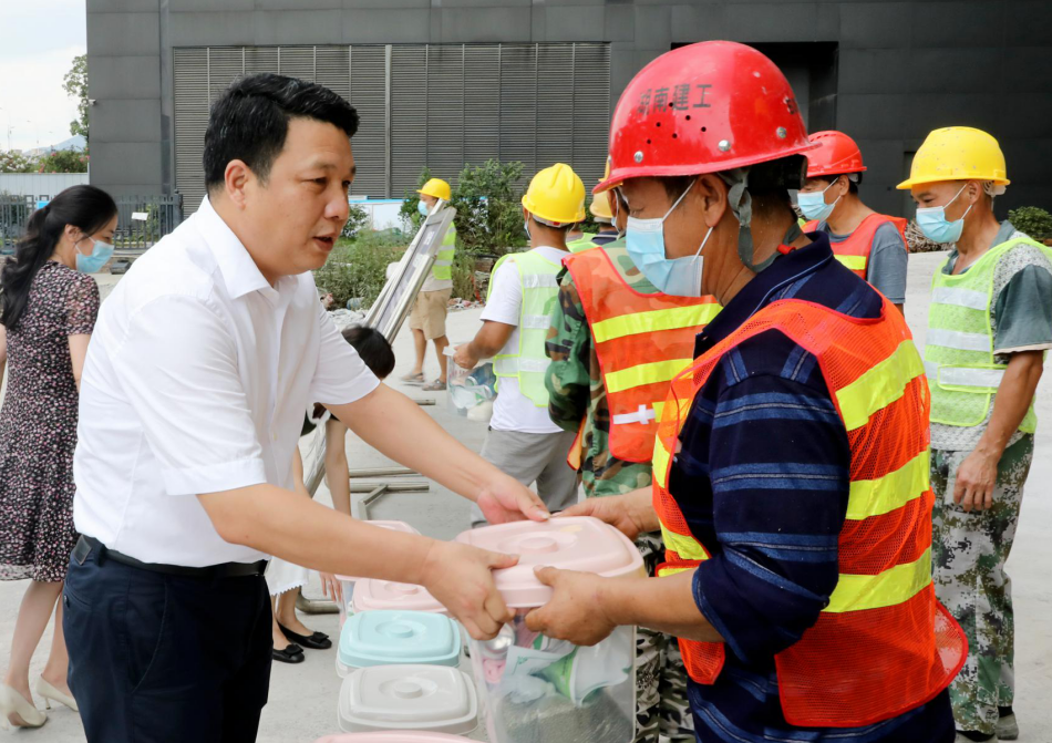 陈占华先后来到大数据二期工程,交警大队东江街道值班值守点,市城管